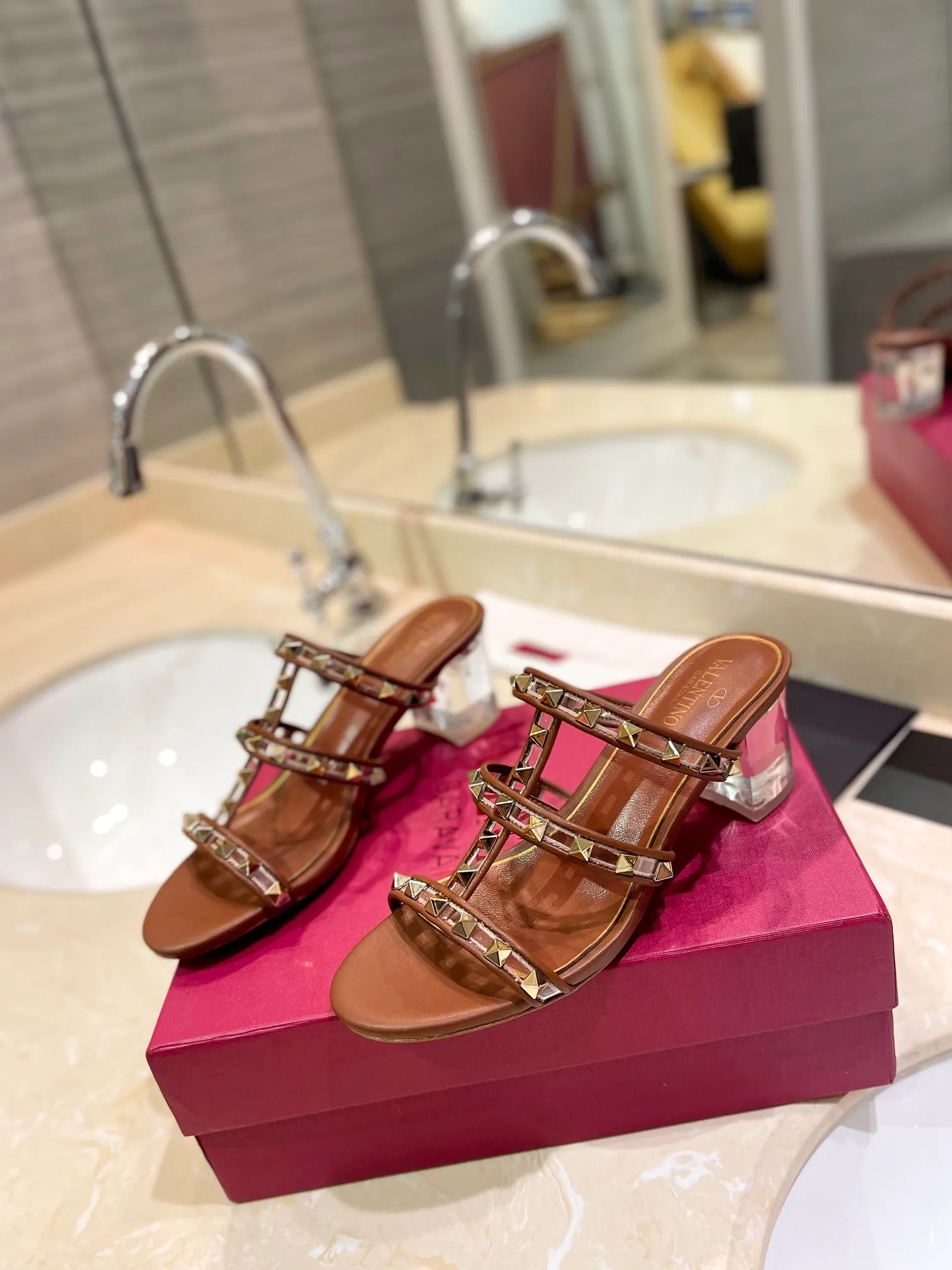 👟👟Ex-factory price 500👟👟 𝑉𝐴𝐿𝐸𝑁𝑇𝐼𝑁𝑂 Valentino ♡ͥ | ²º²⁴💫Purchasing agent level🔍Same color The classic king-shaped slippers with crystal heels are also so beautiful The particularly high-quality hardware brings out a full sense of high-end. After putting it on your feet, you will be stunned and look super slim! The new season lives up to expectations! Worth buying ★Imported cowhide is absolutely high-grade ❥Original method is absolutely sensual ❥Elegant style creates a different feeling🙈 Simple temperament style!  ♡ show bdetails ———————————— ⊿▸: Size｜35-40 (customized at 40.41.42) ⊿▸: Material｜Imported sheepskin + Pvc ⊿▸: Material | Padded sheepskin ⊿▸: Material | Italian🇮🇹 genuine leather outsole ⊿▸: Heel height｜6cm